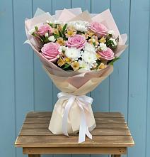 Букет цветов из:  Гвоздики, Орхидеи и Розы в Спасском Ставропольской области