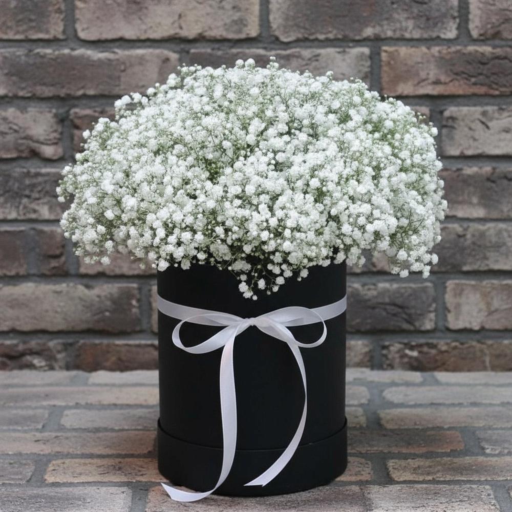 Цветочная композиция из Гипсофила в шляпной коробке в Спасском Ставропольской области