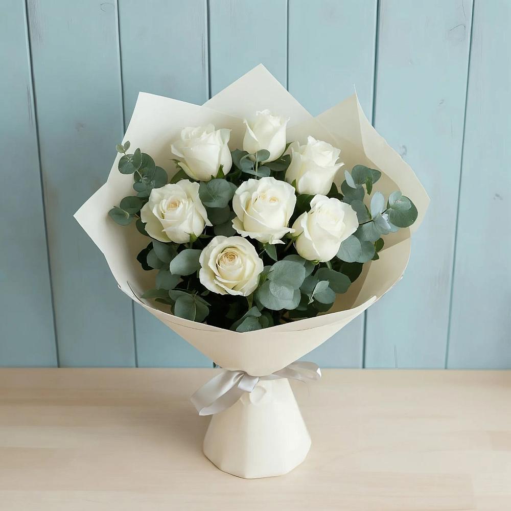 Букет Белые розы в Эвкалипте в Спасском Ставропольской области