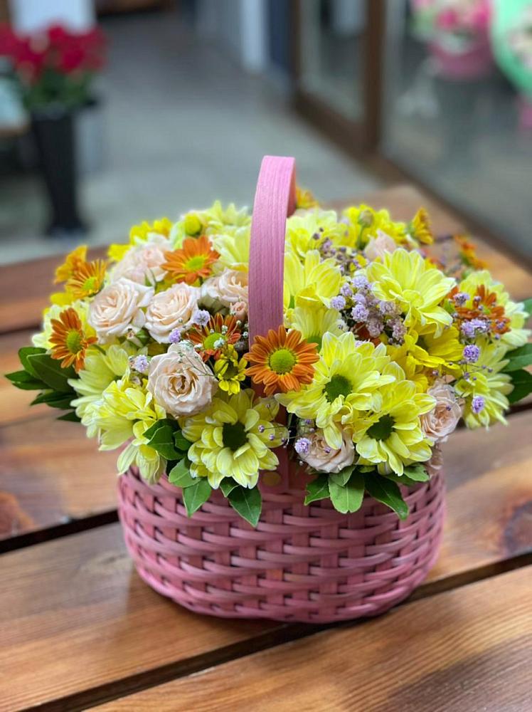 Цветочная композиция из Хризантемы и Розы в корзине в Спасском Ставропольской области