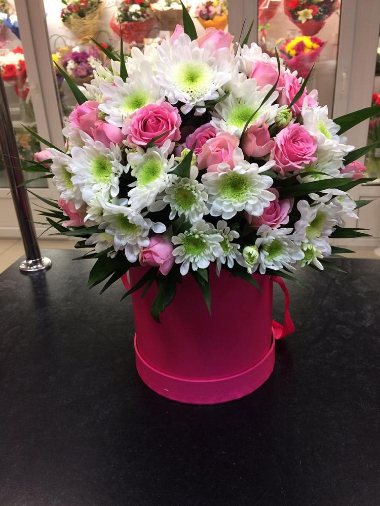 Цветочная композиция из Розы и Хризантемы в шляпной коробке в Спасском Ставропольской области