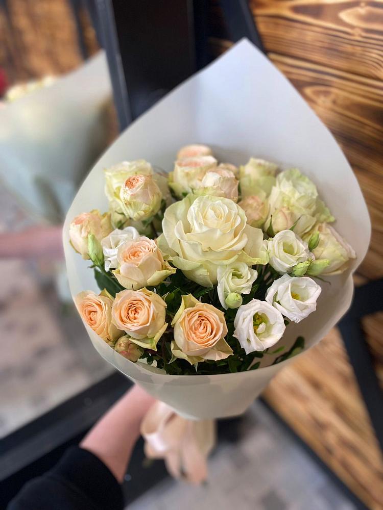 Букет цветов из: Розы и Лизиантусы в Спасском Ставропольской области